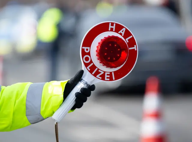 Die Polizei stoppte den Hochzeitskorso. (Symbolbild) | Foto: Sven Hoppe/dpa