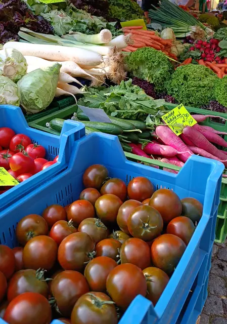Wegen des Feiertags wird der samstägliche Wochenmarkt auf dem Stiftsplatz in Kaiserslautern um einen Tag verschoben | Foto: Heike Schwitalla