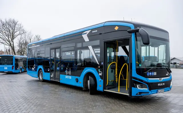 Viele pendeln wegen der B-9-Vollsperrung durch Speyer. Für vier Tage fährt der Shuttle der Linie 561 kostenlos. | Foto: Klaus Venus