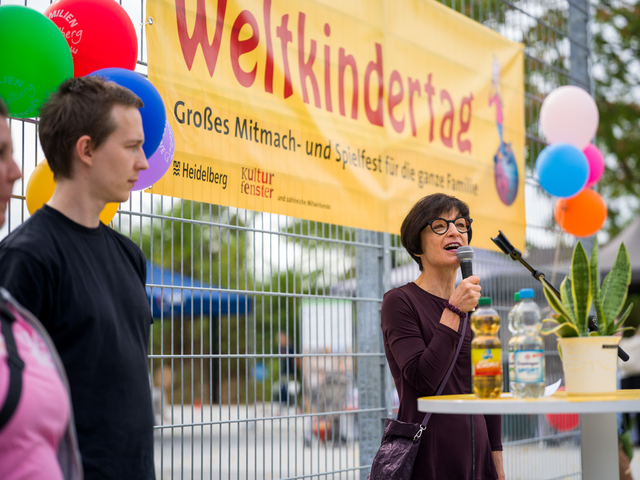 Bürgermeisterin Stefanie Jansen eröffnete die Weltkindertag-Premiere im Haus der Jugend. | Foto: Tobias Dittmer