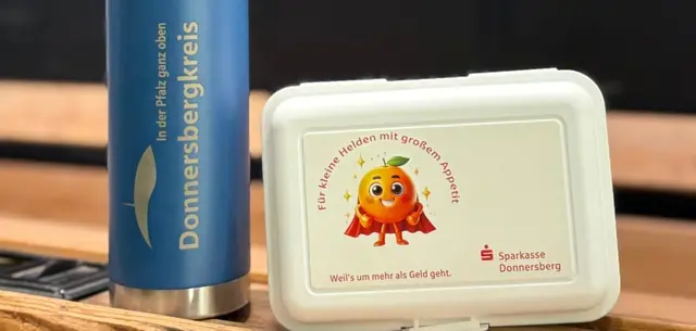 Die Sparkasse Donnersberg schenkt allen Erstklässlern eine farbenfrohe Sparkassen-Brotdose, während die Abfallwirtschaft der Kreisverwaltung eine praktische Trinkflasche beisteuert | Foto: Kreisverwaltung Donnersbergkreis/gratis