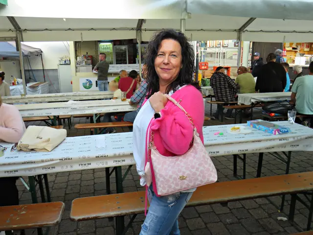 Angela Müller mit neuer Handtasche | Foto: Brigitte Melder