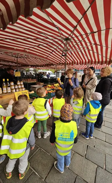 Orange oder Zitrone? Karin Postweiler erläuterte den Kita-Kindern unter anderem die unterschiedlichen Obstsorten | Foto: Stadt Kaiserslautern