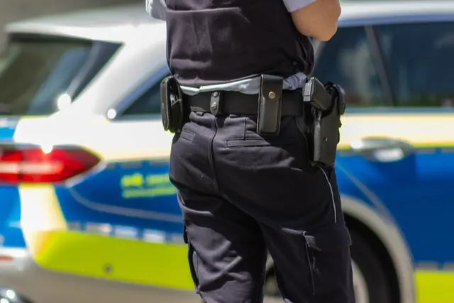 Ein 35-Jähriger soll Polizisten mit einer täuschend echt aussehenden Softair-Waffe bedroht haben. Die Polizei überwältigte den alkoholisierten Mann und nahm ihn in Gewahrsam. | Foto: Paul Needham