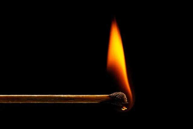 Ein Deko-Heuballen brannte am Montag in der Hauptstraße in Kaiserslautern. Die Feuerwehr löschte den Brand, die Polizei ermittelt wegen Sachbeschädigung und sucht Zeugen. | Foto: PiyawatNandeenoparit/stock.adobe.com