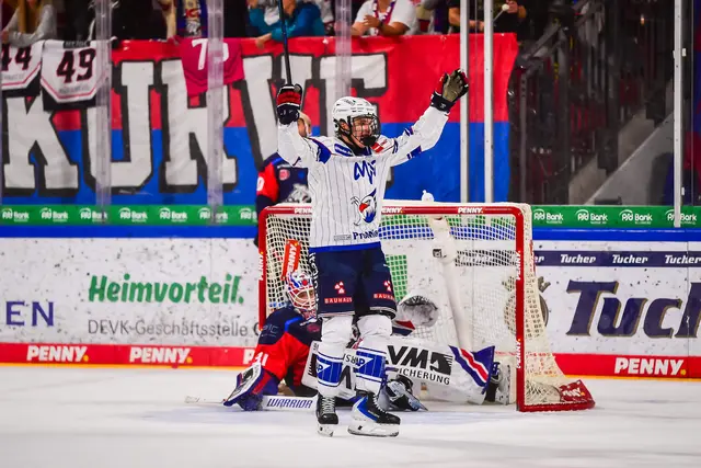 Max Calce jubelt in Nürnberg nach seinem Tor zur 2:1-Führung der Adler.
 | Foto: Eiblmaier/PIX-Sportfotos