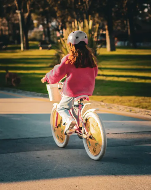 Kinder üben bei kostenlosen Trainings in Mannheim das sichere Fahrradfahren in geschützter Umgebung. | Foto: İrem Çevik, pexels
