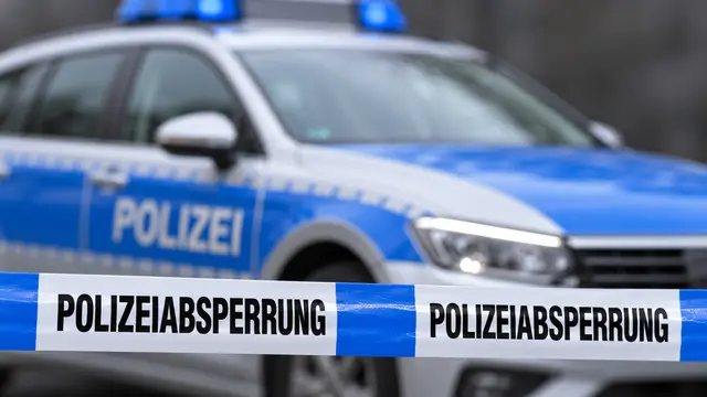 Nach der mutmaßlichen Explosion in Weimar bleiben die Hintergründe weiter unklar. Der vermisste 61-jährige Hausbesitzer wurde bei den abgeschlossenen Sucharbeiten nicht gefunden. | Foto: Symbolfoto mit KI hergestellt