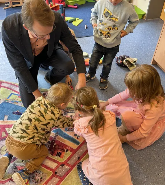 Die Kinder der Kita St. Georg in Venningen erkunden ihren neuen Spielteppich mit Straßen, Wegen und Verkehrsmotiven. | Foto: Verbandsgemeindeverwaltung Edenkoben