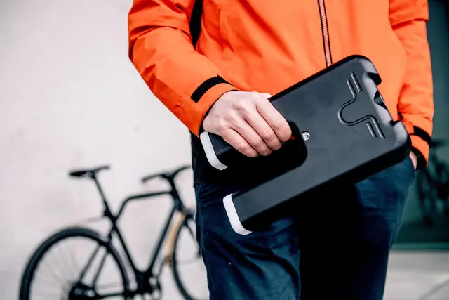 Dass E-Bike Akkus brennen und dadurch weitere Schäden entstehen, kann vorkommen. | Foto: Zacharie Scheurer/dpa-mag