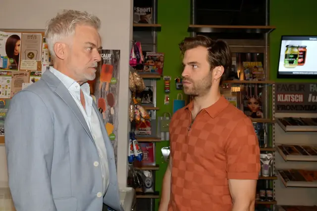 Julian und Richard Kaltenbach stehen sich bei GZSZ gegenüber, nachdem Kaltenbach sich bei seinem Stiefsohn entschuldigt hat.