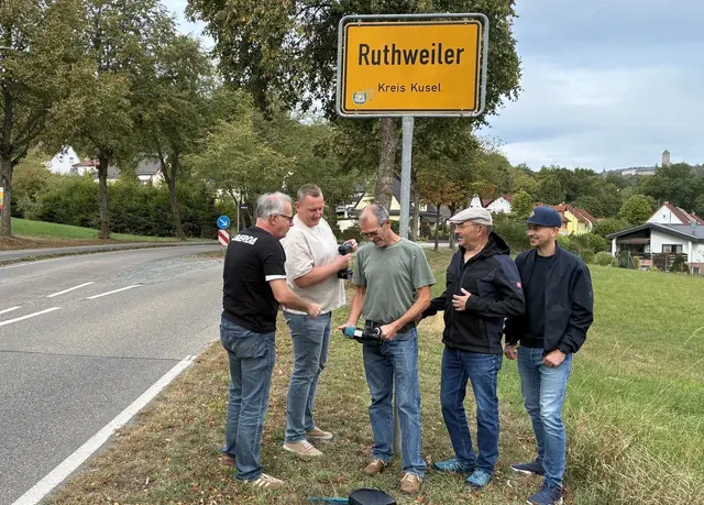Udo Theiß und Heinz Schulz vom Förderverein der Freiwilligen Feuerwehr Ruthweiler (rechts) übergaben die Spende an Michael Kurtz, Camillo Geiczik und Jörg Ludwig  (links) für die Ortsgemeinde Ruthweiler 
 | Foto:  Knut Großklos