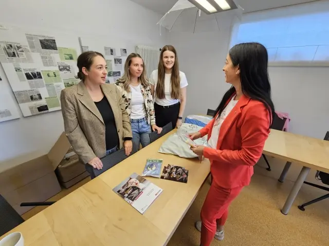 Beim ASZ werden derzeit die Taschen mit den Willkommensgeschenken gepackt. Anja Pfeiffer (rechts) machte sich vor Ort ein Bild. Links Hannah Laufer von der Abteilung Frühe Hilfen der Stadt sowie Kim Jana Frohnhöfer und Frauke Neugebauer vom ASZ. | Foto: Stadt Kaiserslautern