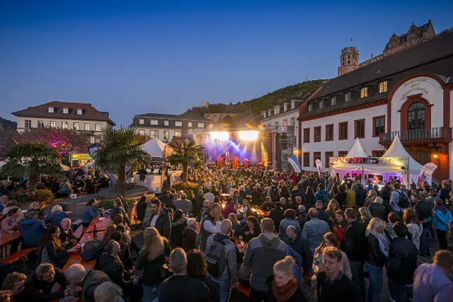 Abendstimmung auf dem Karlsplatz: Beim Heidelberger Herbst verwandelt sich die Altstadt in eine große Festmeile. | Foto: Tobias Schwerdt - Heidelberg Marketing GmbH