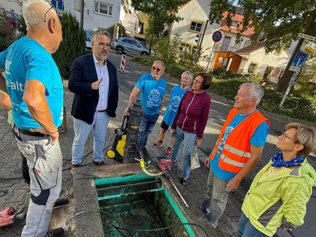 Bei der Aktion „Neustadt glänzt“ sammeln Freiwillige Abfall und sorgen für saubere Wege und Plätze. | Foto: Stadt Neustadt