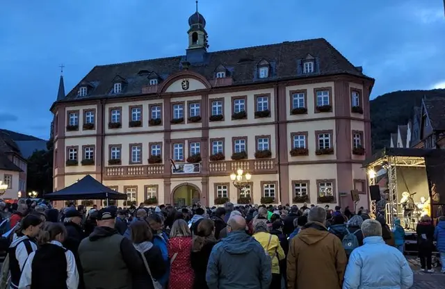Musikalisches Zeichen für Frieden und Gemeinschaft auf dem Marktplatz in Neustadt | Foto: Martin Lange