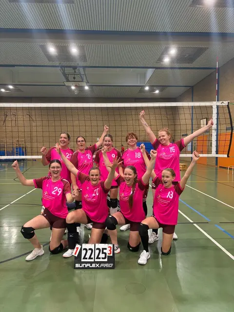 Die neuen Volleyballmädels in ihren neuen Trikots vorne 2.te v.l. Kristin Landfried und hinten li. Katharina Burkart führen das Team an (Kapitänninnen)   | Foto: TuS Alsenz 
