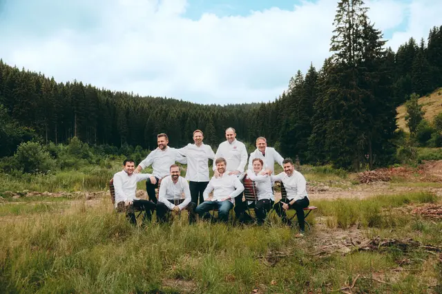 Regionale Küche bekommt neue Ideen: Das neue Kochbuch stellt Schwarzwälder Klassiker und Menschen aus dem Hochschwarzwald vor. Die neun Köch:innen der Next Generation: v.l.n.r. Lorenz Baschnagel, Johannes Dünnebacke, Max Heger, Volker Hupfer, Daniel Frech, Matthias Schwer, Aline Wimmer-You, Manuel Schwörer, Iván Lagunas Romeo | Foto: ©Tietge Verlag/Dimitri Dell