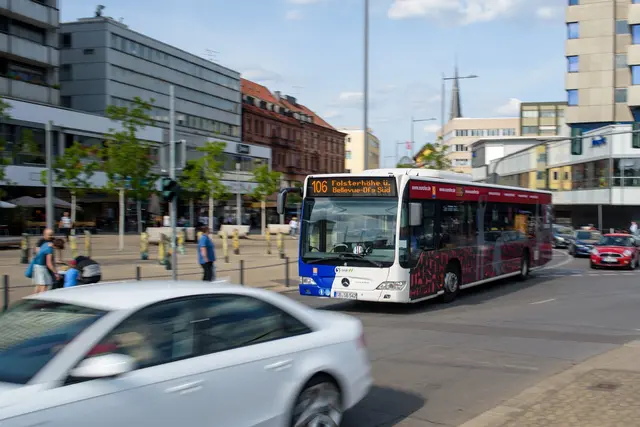 Busse und Bahnen kosten nicht nur - sie bringen auch einen erheblichen Mehrwert. Zu diesem Ergebnis kommt eine Studie für das Saarland. (Symbolbild) | Foto: picture alliance / dpa