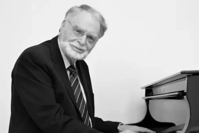 Zsolt Gárdonyi (Bild) moderiert das Konzert, während Daniel Gárdonyi Stücke seines Vaters und Großvaters spielt.  | Foto: Zsolt Gárdonyi
