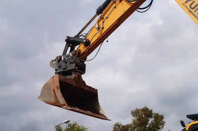 Unbekannte haben nahe der B270 zwischen Gelterswoog und Walzweiher rund 300 Liter Diesel aus einem Bagger auf einer Baustelle gestohlen. Die Polizei Kaiserslautern ermittelt und sucht Zeugen. | Foto: Walter