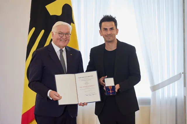 2023 verlieh Bundespräsident Steinmeier Eran das Bundesverdienstkreuz. (Archivbild) | Foto: Joerg Carstensen/dpa