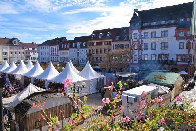 Fest des Federweißen Landau 2026: Beim Landauer Volksfest dreht sich auf dem Rathausplatz vier Tage lang alles um den pfälzischen Federweißen | Foto: Stadt Landau