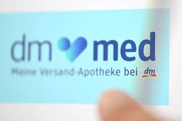 Die Drogeriemarktkette dm bezeichnet die Versand-Apotheke dm-med als Partnerunternehmen. | Foto: Bernd Weißbrod/dpa