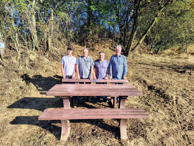Neue Sitzgruppe am Wanderweg „Im Steingarten“ in Konken. Auf dem Bild von links nach rechts: Dennis Gerlach, Thomas Gerlach, Christoph Gerlach und Hans-Dieter Jung. Es fehlt auf dem Bild Harald Pees. | Foto: Dorfverein Konken/Gratis