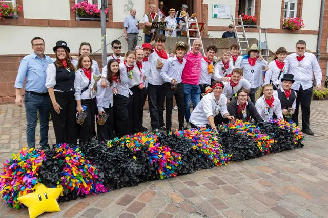 Gruppenbild mit Straußjugend und Bürgermeister | Foto: VG Ramstein-Miesenbach