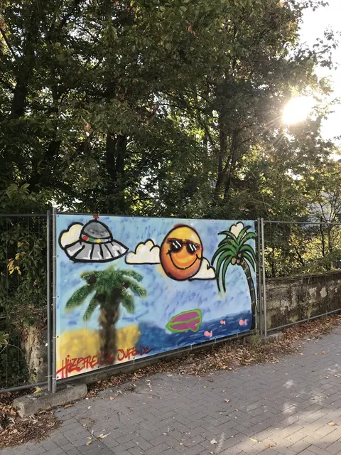 Im Rahmen des städtischen Sommerferienprogramms „Hitzefrei“ gestalteten Jugendliche zwei großflächige Bauzaunbanner. | Foto: Stadt Speyer