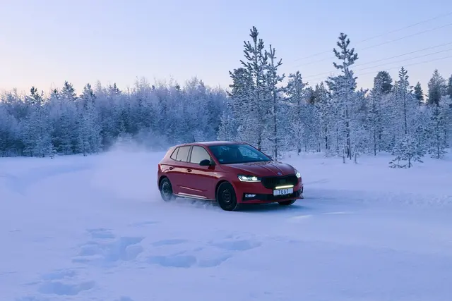 Der ADAC hat 32 Winterreifen aus zwei Größenkategorien getestet. | Foto: Marc Wittkowski/ADAC/dpa-mag