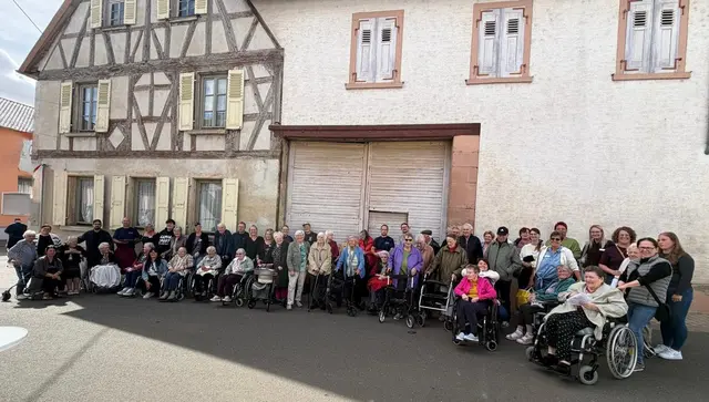 Gäste und Bewohner des Seniorenheims Haus Zellertal feiern den Albisheimer Marktmontag bei der Feuerwehr | Foto: S.Strack