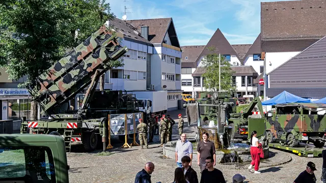 Militärtechnik mitten in Ramstein: Das Patriot-Startgerät und weitere Fahrzeuge der Luftwaffe verwandelten den Marktplatz für einige Stunden in eine außergewöhnliche Technikschau. | Foto: Erik Stegner