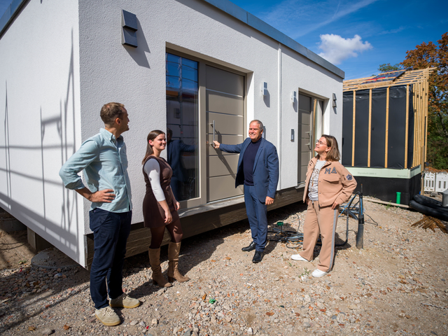 Ein neues Wohnprojekt wächst: Im Tiny Wohnpark in Heidelberg-Kirchheim werden Module per Kran aufgestellt. | Foto: Tobias Dittmer
