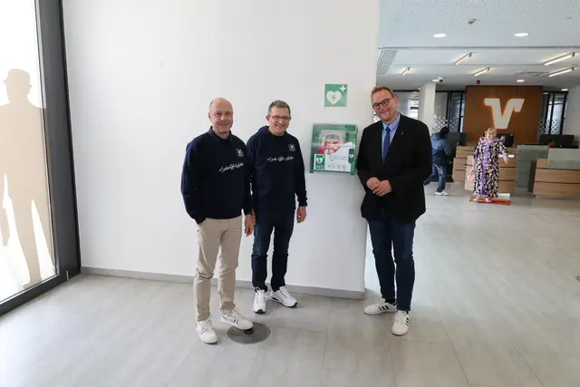 Vorstandsvorsitzender Paul Heim, Vorstandsmitglied Michael Knecht und Oberbürgermeister Markus Zwick (von links) präsentieren den neuen Defibrillator | Foto: VR-Bank Südwestpfalz eG