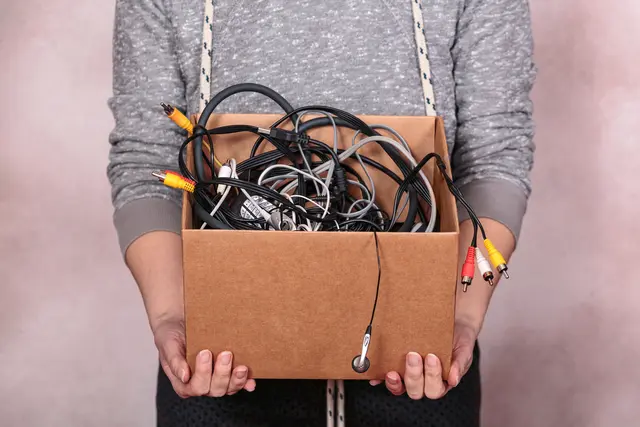 Alte Elektrogeräte wie Handys und E-Zigaretten müssen im Kreis SÜW richtig entsorgt werden. | Foto: svittlana / stock.adobe.com