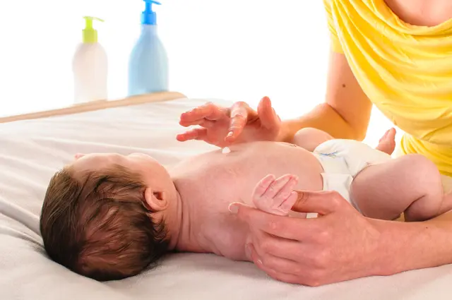 In zwei Babyölen hat Öko-Test MOAH entdeckt. Ein Stoff, den man nicht an empfindliche Kinderhaut lassen will. | Foto: runzelkorn/stock.adobe.com