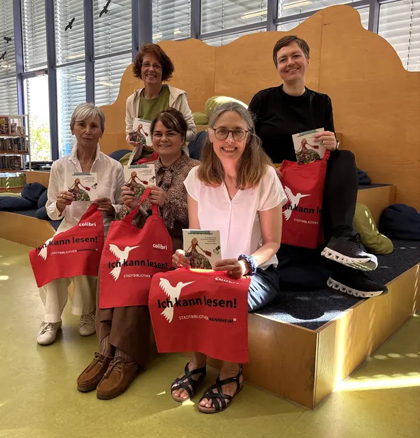 Beim ersten Bibliotheksbesuch bekommen Erstklässler in Mannheim wieder eine Lesetasche und ein Buchgeschenk. | Foto: Stadt Mannheim