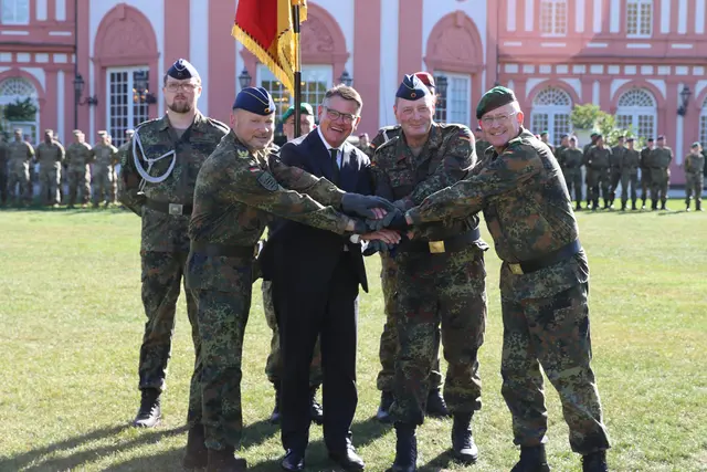 Führungswechsel im Landeskommando Hessen beim militärischen Appell vor dem Schloss Biebrich. | Foto: Muley