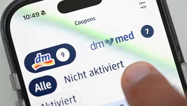Die Logos von dm und der Online-Apotheke dm-med unterscheiden sich. | Foto: Bernd Weißbrod/dpa