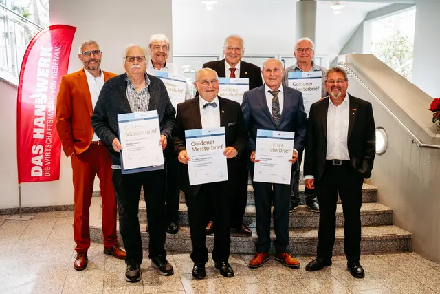 Wurden mit dem Goldenen Meisterbrief geehrt: Heiner Karch (vorne, von links) Ludwig Oppermann, Peter Breuer, Dirk Fischer (Präsident der Handwerkskammer der Pfalz); Michael Wafzig (hinten, von links; Vizepräsident der Handwerkskammer der Pfalz), Jürgen Laubscher, Johann Mischitz und Rudi Schröck. Ein Teil der Geehrten war bei der Feierstunde nicht anwesend und ist daher nicht auf dem Foto abgebildet
 | Foto: Martin Koch Photography/gratis