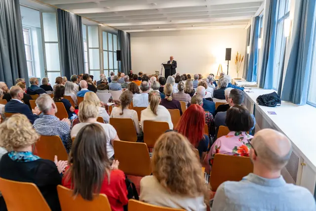 Nach fast 20 Jahren ist die historische Aula im Museum Pfalzgalerie Kaiserslautern wieder für Besucher zugänglich. Das Foto zeigt die Eröffnung mit dem Bezirkstagsvorsitzenden Hans-Ulrich Ihlenfeld | Foto: mpk/gratis