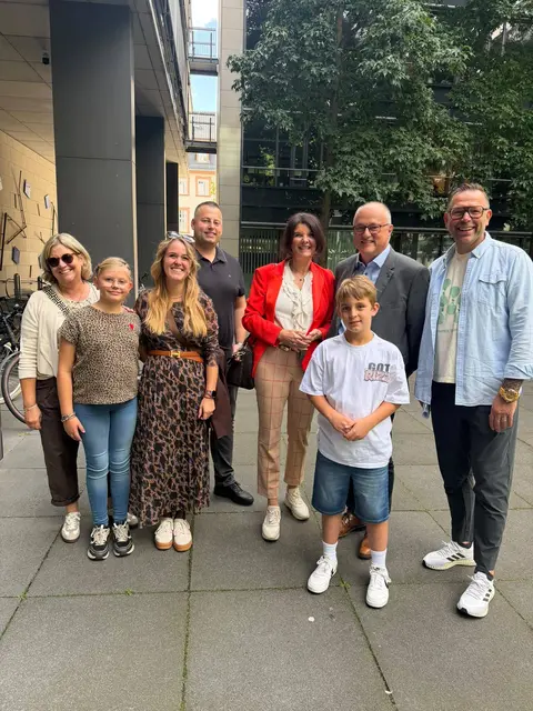 v.l.n.r.: Schulleiterin Frau Reinecke, Klassensprecherin Lara, Klassenlehrerin Frau Glück, Bürgermeisterin Sabine Wienpahl, Klassensprecher Vincent, Ortsbürgermeister Kai-Uwe Angermayer, Väter der Klassensprecher. | Foto: Pressestelle VG Kirchheimbolanden