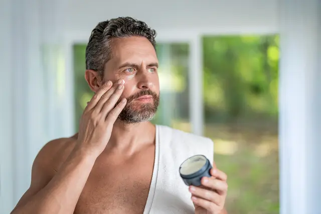 Auch Aftershave-Balsame können Stoffe enthalten, die nicht rein sollten. | Foto: be free/stock.adobe.com