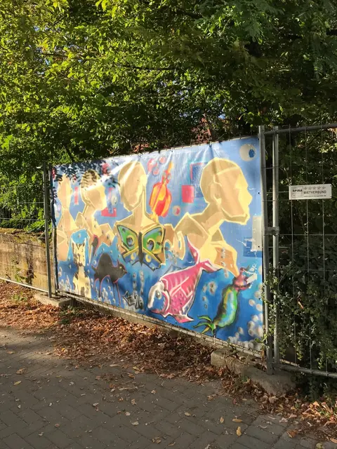 Bauzäune und Absperrungen prägen viele Baustellen. In Speyer hängen dort jetzt zwei von Jugendlichen gestaltete Banner. | Foto: Stadt Speyer