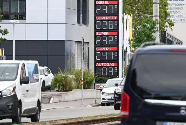 Mit der seit April geltenden Tank-Regel sollen Verbraucher an der Zapfsäule entlastet werden. (Symbolbild) | Foto: Bernd Weißbrod/dpa