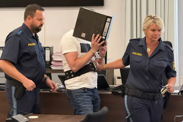 Vor dem Urteil wurde der Angeklagte von Polizisten zu seinem Platz geführt. | Foto: Ulf Vogler/dpa