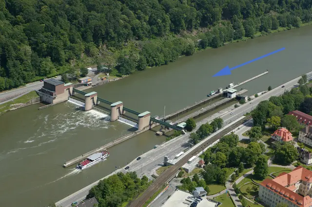 Ein Gütermotorschiff ist in der Schleuse Neckargemünd gegen Mauern der Schleusenkammern gestoßen. Laut Polizeipräsidium Mannheim war vermutlich ein technischer Defekt am Bugstrahlruder die Ursache. (Symbolfoto) | Foto: wsv.de