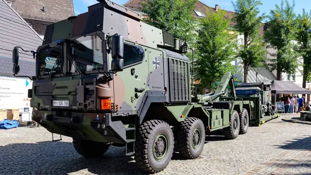 Schweres Gerät auf dem Marktplatz: Auch militärische Spezialfahrzeuge der Luftwaffe konnten die Besucher in Ramstein aus nächster Nähe betrachten. | Foto: Erik Stegner